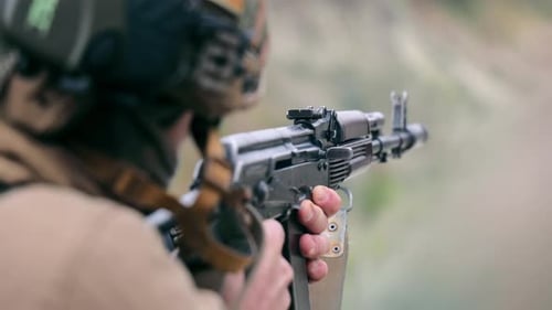 Militär schießt mit einem Maschinengewehr Nahaufnahme