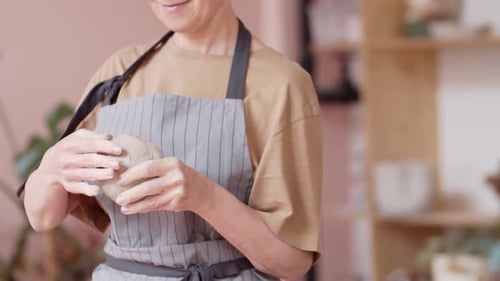 Femme potier travaillant dans un atelier de céramique