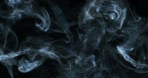 Rauch der Zigarette steigt vor schwarzem Hintergrund auf, Zeitlupe 4K