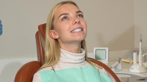Junge Frau lässt ihre Zähne von einem professionellen Zahnarzt überprüfen