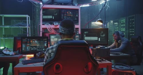 Hacker feiert Erfolg mit Freund