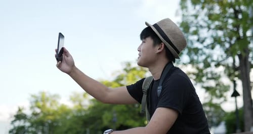 Videollamada de Happy Man en el móvil en el parque