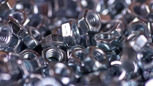 Metallschraubenmuttern lassen sich perfekt in ein paar andere Muttern einbauen