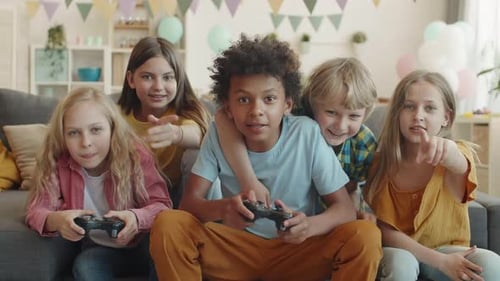 Kinder verwenden die Videospielkonsole
