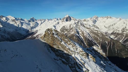 Le mont Mussa-Achitara, la montagne la plus visitée au-dessus du village de Dombay