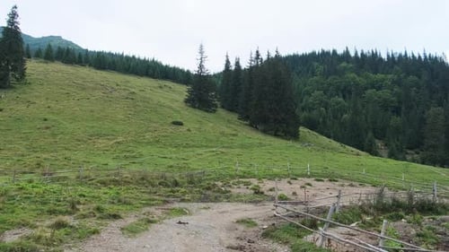 Vue panoramique d'un vieux bâtiment en bois sur une colline dans les montagnes à la campagne