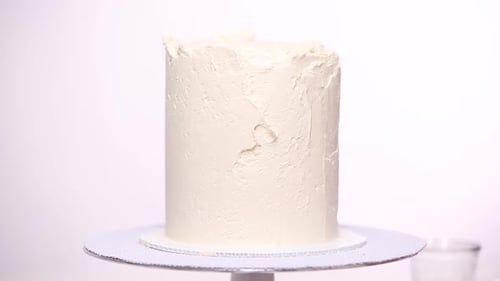 Schritt für Schritt. Große Geburtstagstorte mit weißer Buttercreme-Glasur.