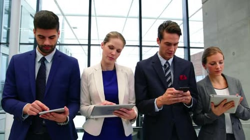 Führungskräfte nutzen Handy und digitales Tablet