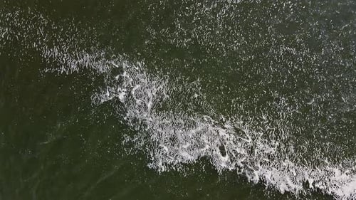 Vue des vagues bleues depuis la hauteur jusqu'à la surface brillante et scintillante de la mer