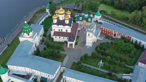Monastère Ipatievsky à Kostroma au coucher du soleil, Russie