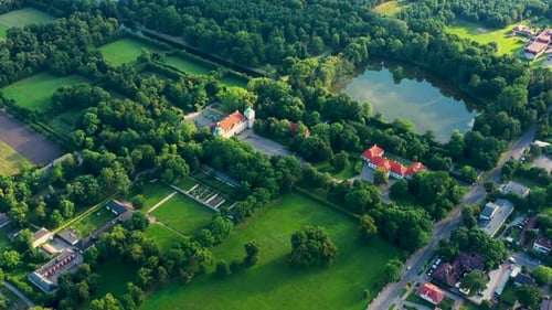 Belle avenue arborée du palais Nieborow, une résidence de style baroque en Pologne. Feuillage coloré