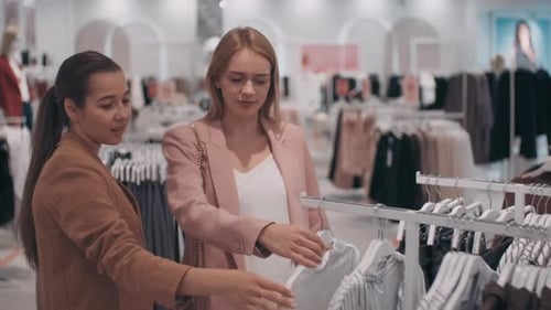 Freundinnen, die zusammen einkaufen und chatten