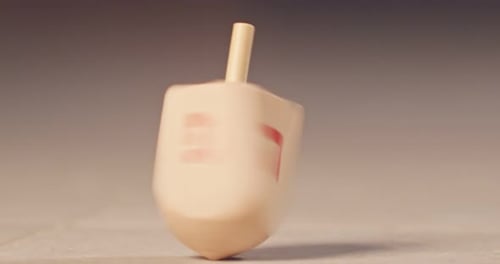 Cámara lenta de un dreidel de Hanukka girando