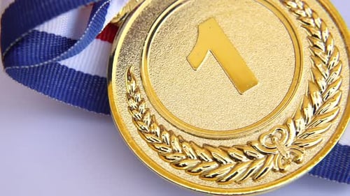 Ansicht der rotierenden Goldtrophäenmedaille des Gewinners oder Meisters auf weißem Hintergrund von oben