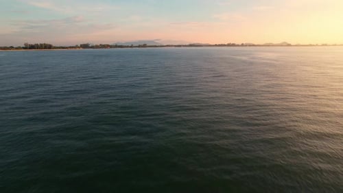 4K-Luftaufnahme der Drohnenbewegung auf wunderschönem Meer. Flug über den Ozean, offenes Meer.