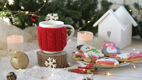 Weihnachten, Neujahrsdekoration mit Lebkuchen und Tasse Kaffee auf weißem, gemütlichem Hintergrund