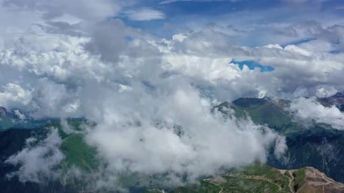 Kaukasus und Stadt unter Wolken