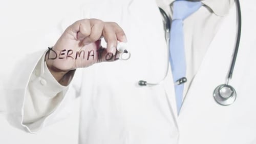 Asiatischer Doktor schreibt Dermathologie