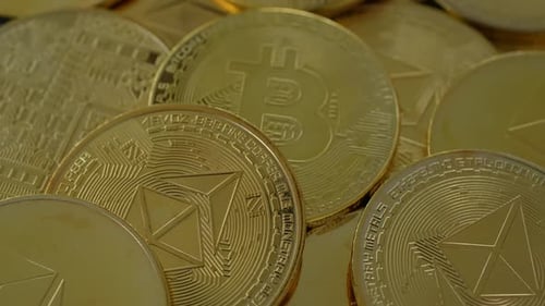 Ethereum- und Bitcoin-Münzen 28