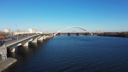 Stadtverkehr auf der Brücke