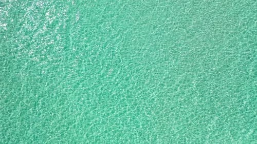Drohnenansicht Tourismus der ruhigen Lagune Strandzeit am blauen Ozean und weißem Sandhintergrund von