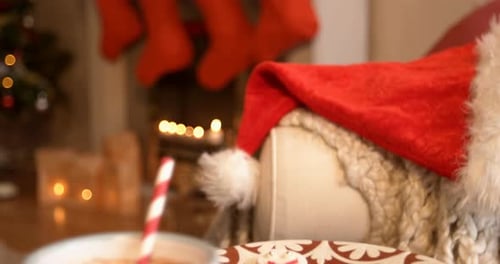 Galletas navideñas en plato con una taza de leche 4k