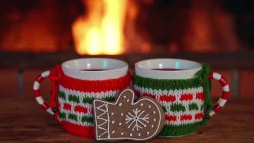 Heiße Getränke auf Holztisch über dem Kamin Winter Holidays Concept