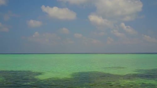 Drohnenblick, Meereslandschaft der Küste, Strandreise vor blauem Meer und Sandhintergrund