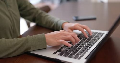 Frau arbeitet an ihrem Laptop