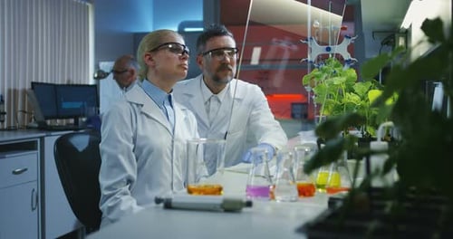 Scientifiques utilisant un écran plat transparent