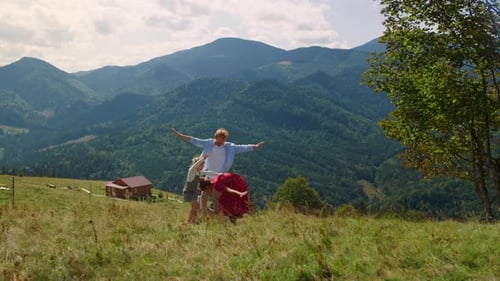 Familie hat Spaß beim Spielen auf Green Hill