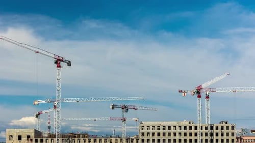 Bau eines modernen Gebäudes, Kräne auf der Baustelle in der Stadt
