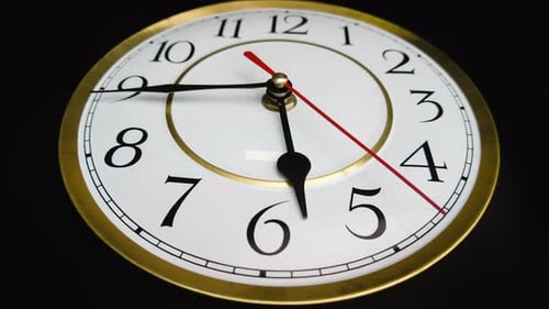 Timelapse de manecillas giratorias del reloj en una esfera vintage redonda blanca