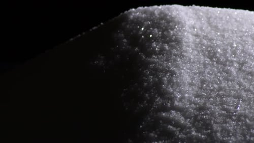 Berg der Körner aus weißem Zucker, kreisend