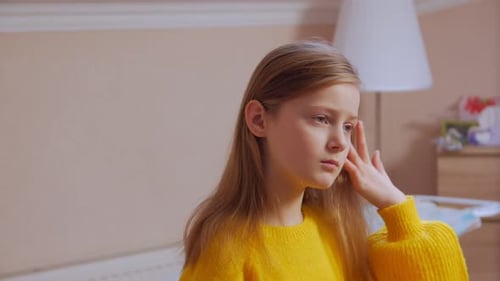 Primer plano de niña peinándose