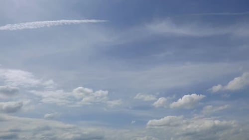 Lapso de tiempo de una nube blanca que se mueve alrededor del fondo del cielo