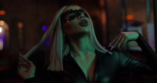 Mulher safada sexy posando no bar noturno