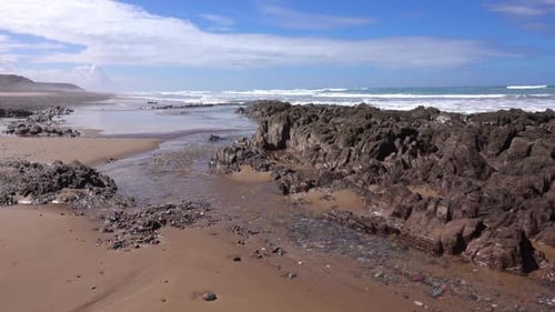 Felsen und Atlantikwellen am Morocco Beach