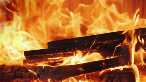 Im Kamin brennt Brennholz