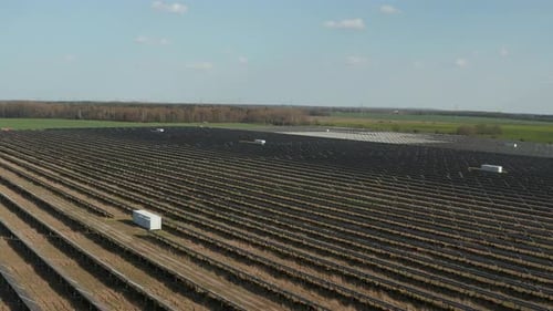 AERIAL: Weitblick auf mehrere unzählige Sonnenkollektoren, die grün und umweltfreundlich produzieren