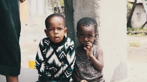 Porträt lokaler afrikanischer Kinder in einem armen Dorf in der Nähe von Slum Sansibar Afrika