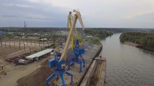 Luftbild Flusshafen mit Kränen und Schiffen