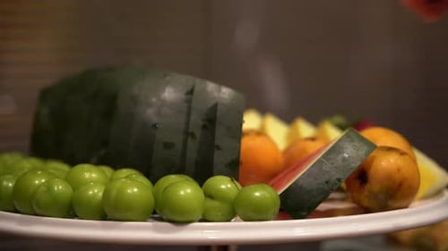 Obst vom Buffet wählen 4K