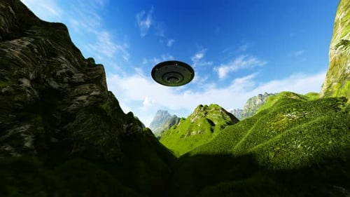 Raumschiff zwischen Bergen