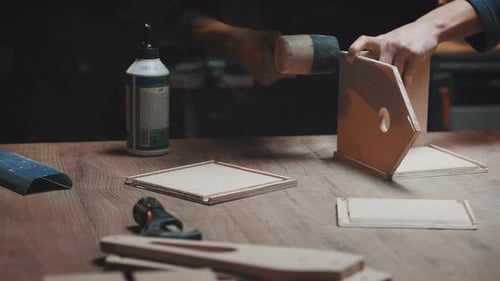 L'homme assemble une maison en bois à partir de blancs