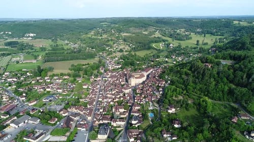 Village de Saint-Cyprien en Périgord en France vu du ciel