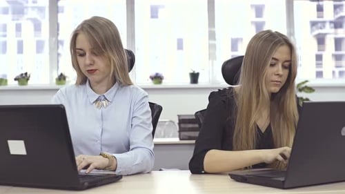 Operators of Support Customer Service - Call Center, Online Software with Technology Voice Over IP