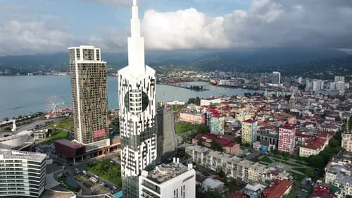 Toma aérea de edificios modernos en el centro de Batumi. Paisaje urbano de la ciudad de Batumi, Georgia 2022