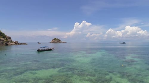 Thailändisches Boot am Strand