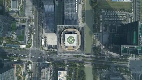 Drone aérien 4K de l'héliport sur le toit d'un gratte-ciel au centre-ville avec vue sur le paysage urbain par temps ensoleillé